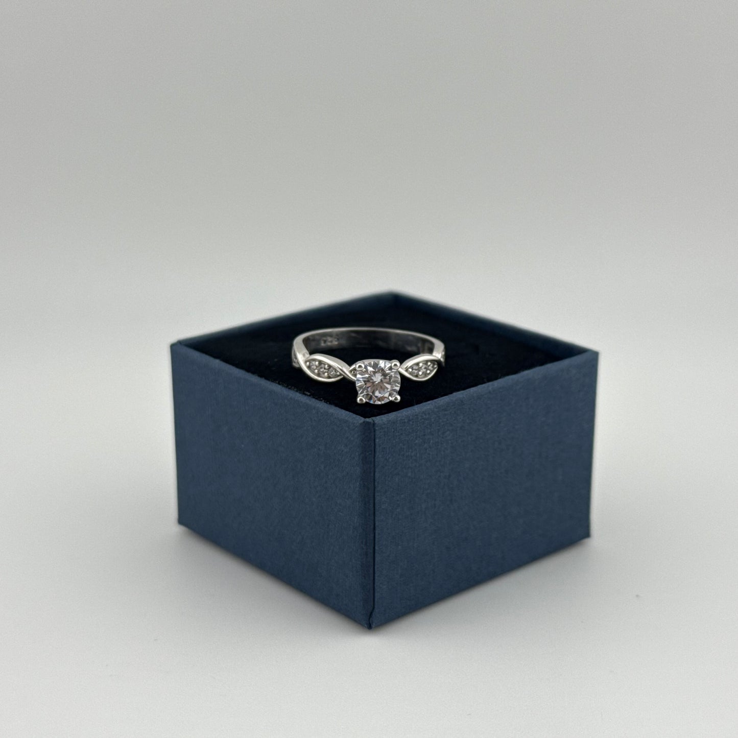 Bague solitaire entrelacée en Argent 925 et Zircons